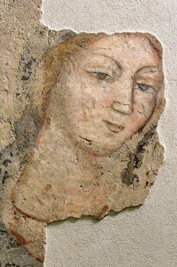 Particolare del volto della beata vergine Maria, affresco del XIII-XIV sec. - museo diocesano di Bari