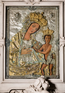 Palvisino (attribuito), Tavola con riza della beata vergine Maria Odegitria, XVI sec. - altare centrale cripta cattedrale Santa Maria di Bari