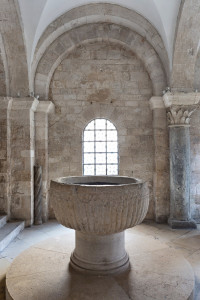 Urso, Conca battesimale, XI sec. - vano attiguo navata di destra della cattedrale Santa Maria di Bari